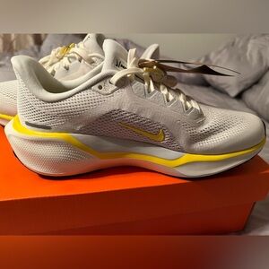 Nike Women's White and Yellow Running Shoes BRAND NEW!!!!